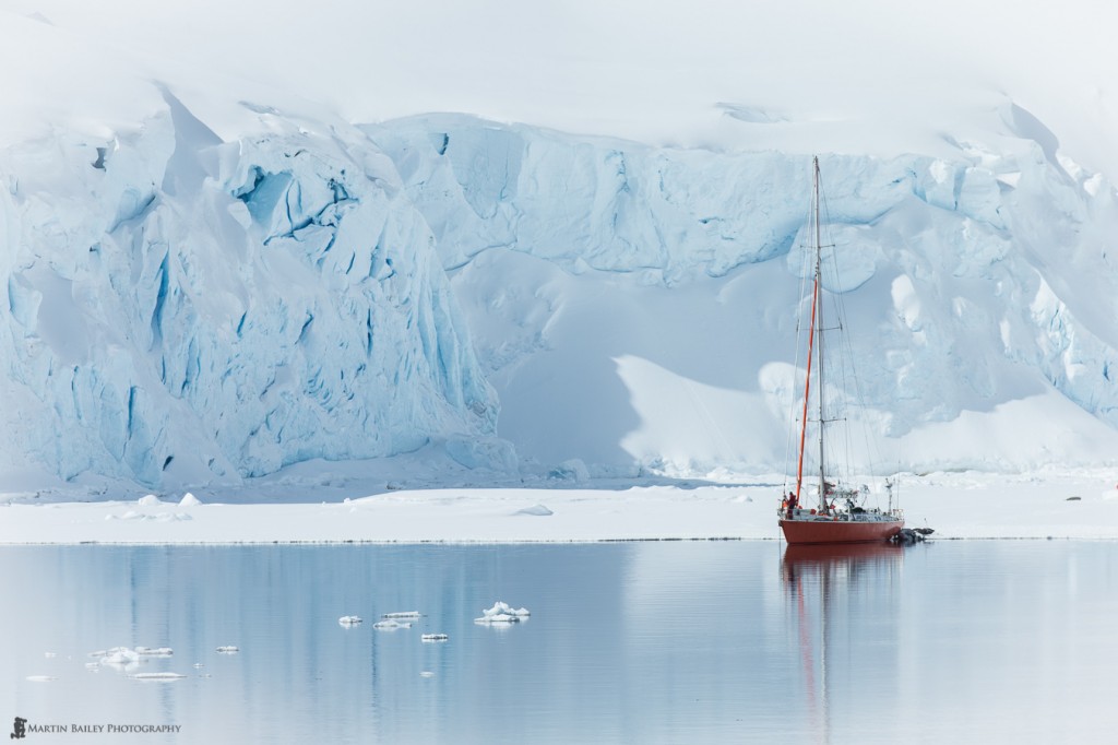 Яхта в Антарктике в Port Lockroy